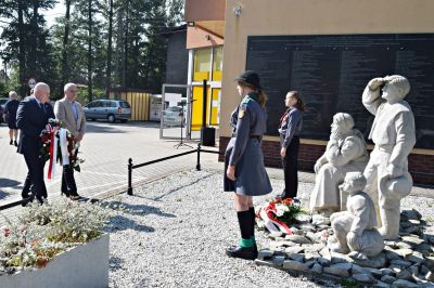 X Opolskie Spotkania Kresowe Składający kwiaty harcerze